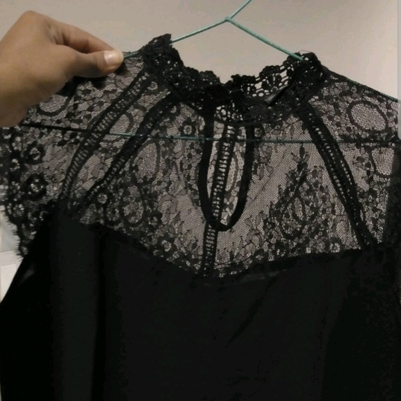 Lace yoke buttoned keyhole back top 😍 - Picture 5 of 6